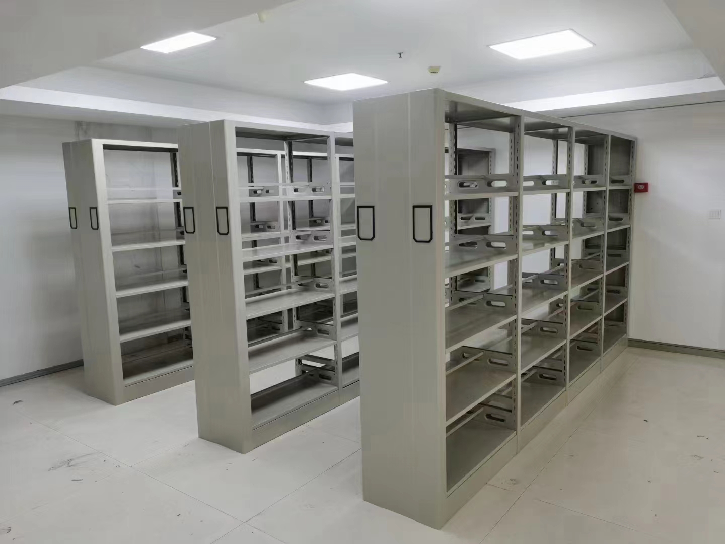 圖書館鋼制書架選型，書籍存儲承重與布局設(shè)計要點